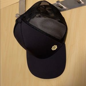Lululemon men’s black trucker hat (M/L)